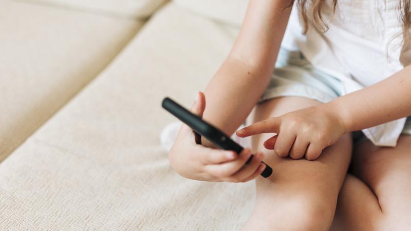 Artigo - Proibido, mas ainda presente: o desafio do uso do celular na escola e em casa