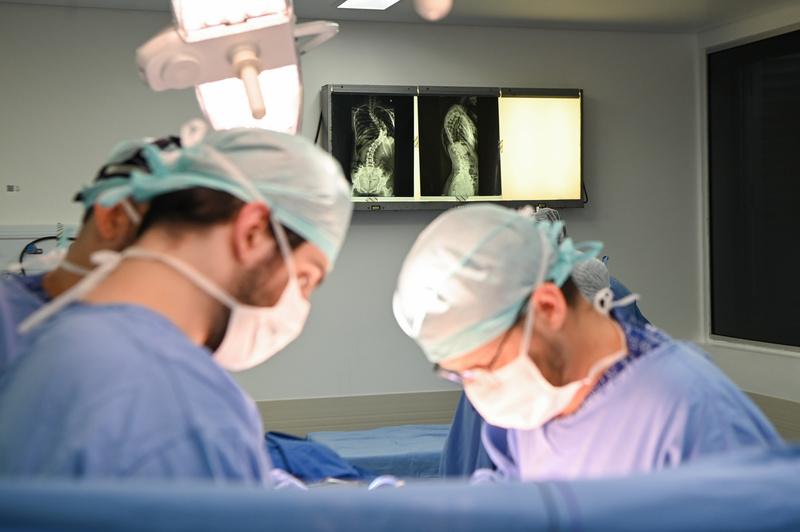 Semana da Coluna: mutirão de cirurgias transforma a vida de oito adolescentes com escoliose