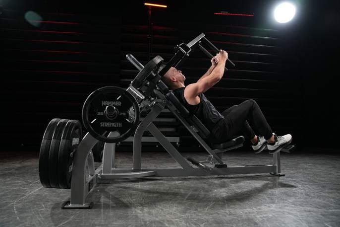 Equipamentos plate-loaded são mais efetivos para hipertrofia e explosão muscular? Profissional explica