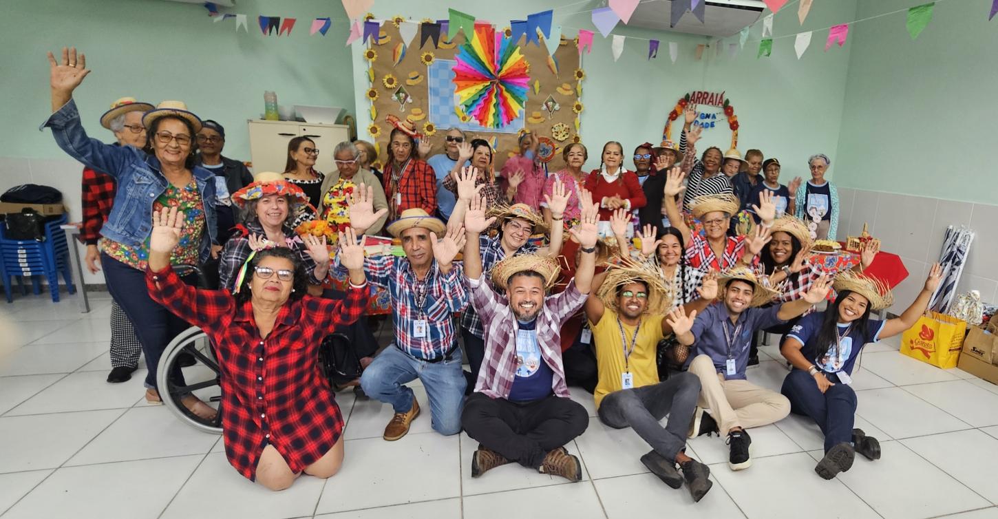 Festa junina, artesanato e boa conversa animam idosas do projeto Digna Idade