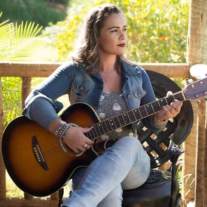 Tati Celeste se apresenta no Festival de Inverno de Domingos Martins