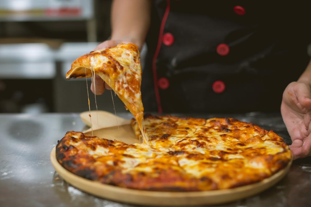 Tudo acaba em pizza: como saborear o prato sem culpa e com mais consciência nutricional