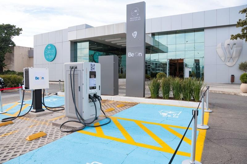 Shopping Vitória inaugura novos eletropostos com recarga rápida para veículos elétricos