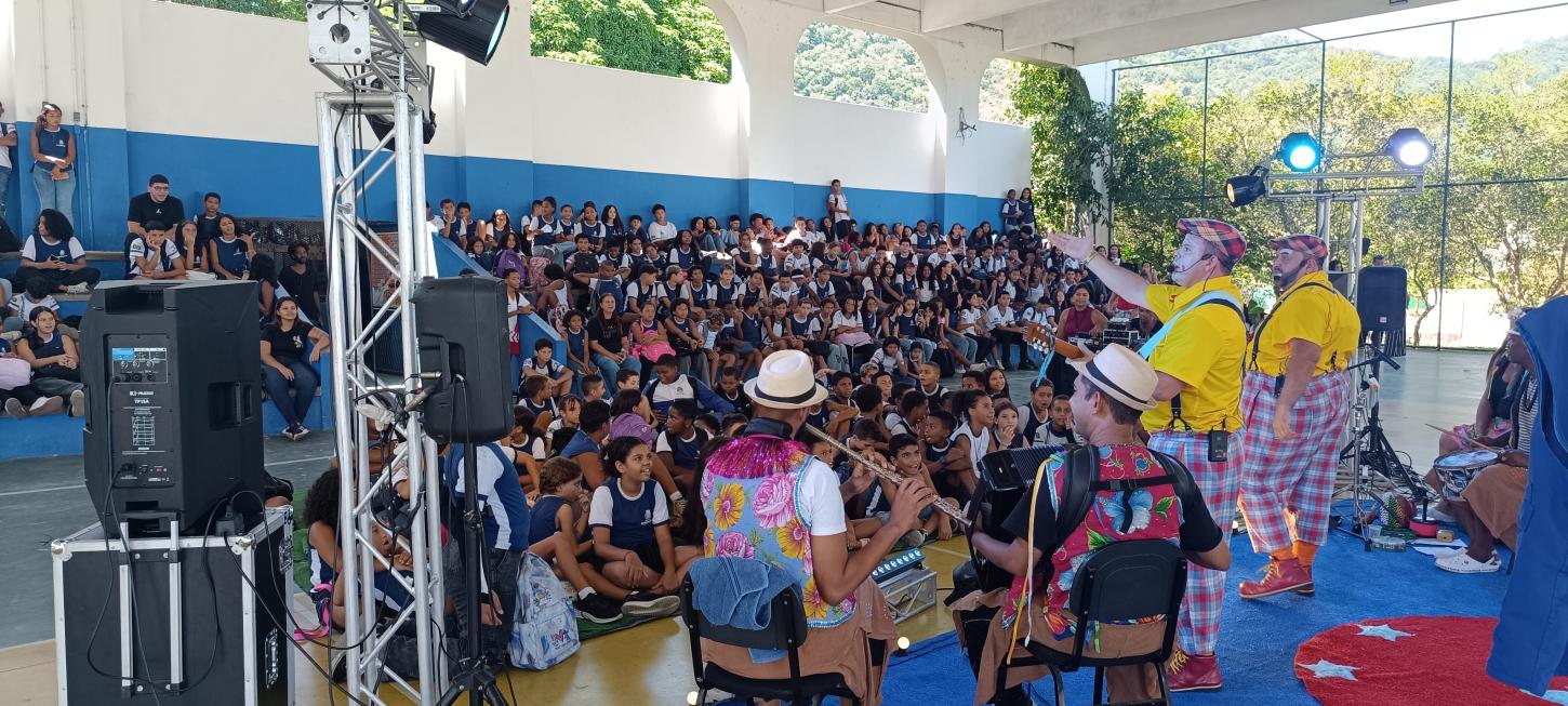 Turma Em Cena leva circo-teatro gratuito a Vila Velha