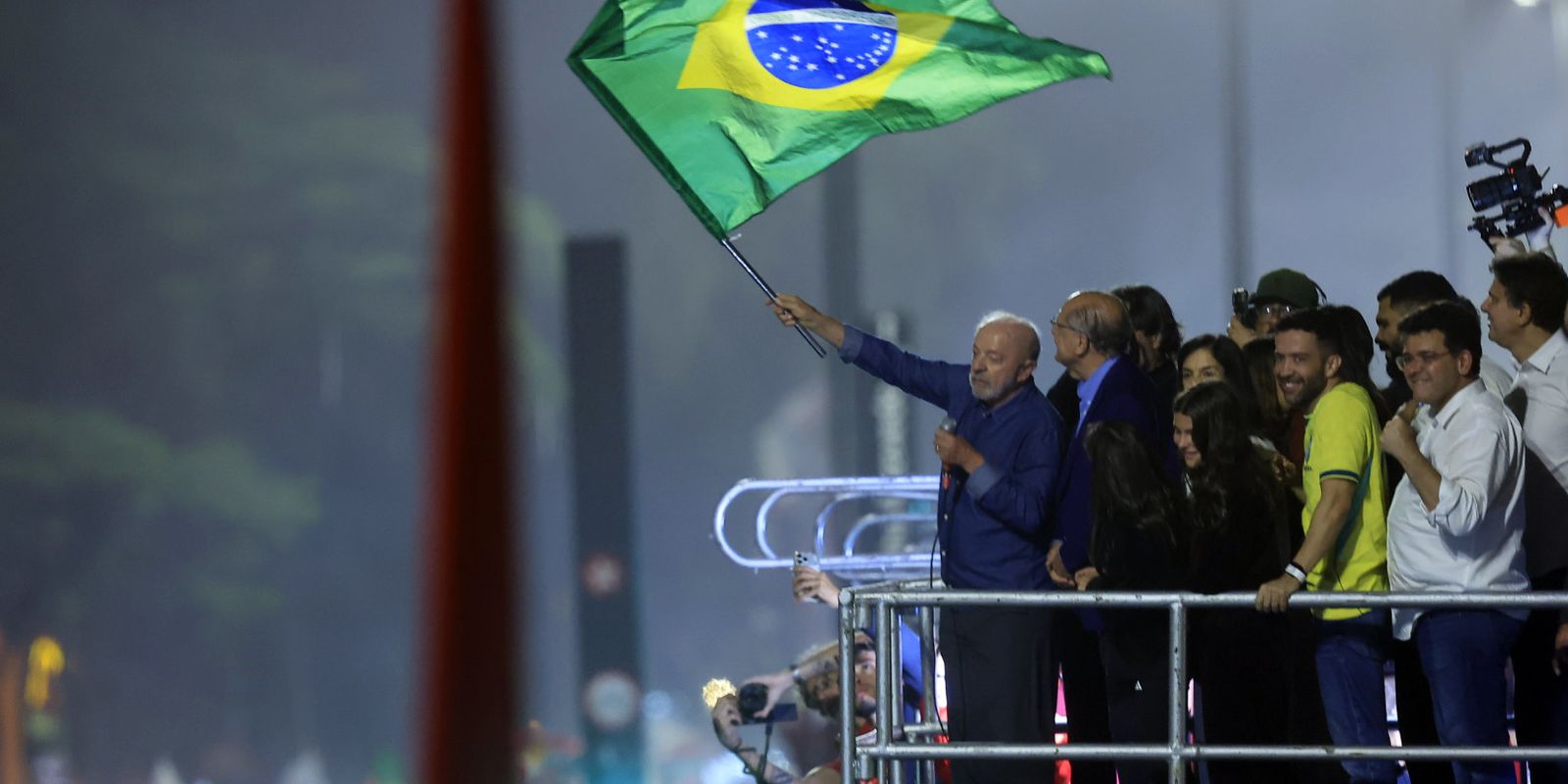 Em festa da vitória, Lula pede que público cante Hino da Independência