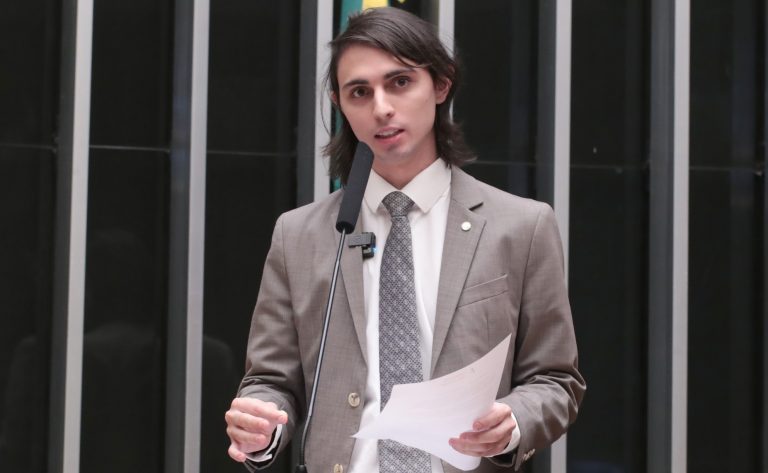Projeto regulamenta uso de luz de cortesia entre motoristas no trânsito