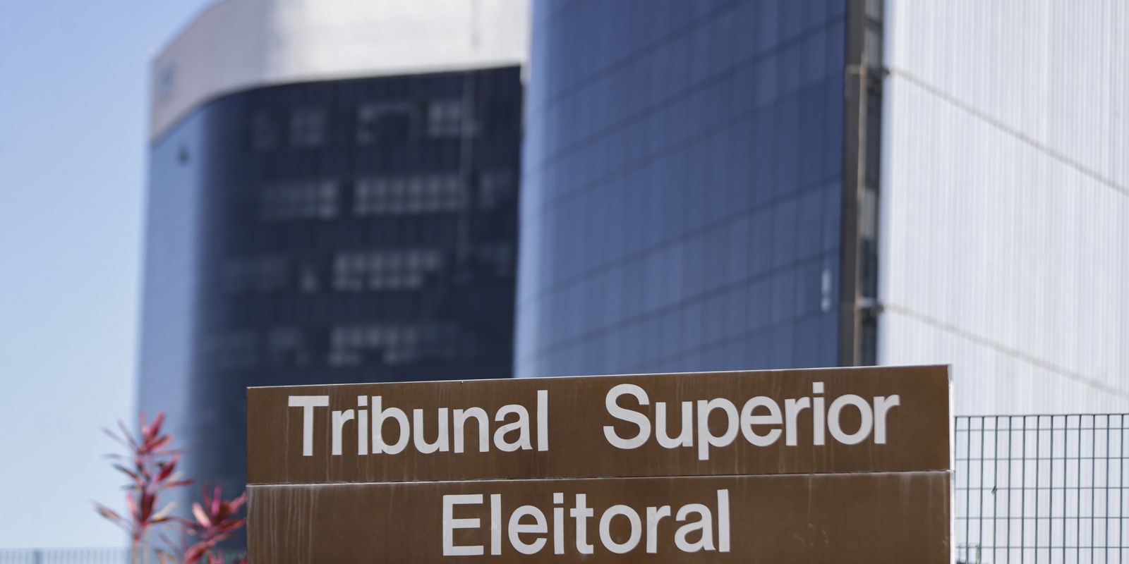 TSE barra anúncios de Lula acusando Flávio de ser contra escala 6x1