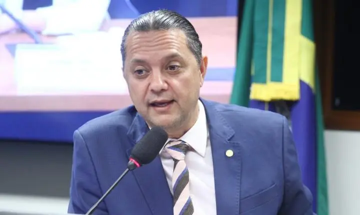 Comissão aprova cordão de fita roxa como símbolo para identificar pessoas com Alzheimer