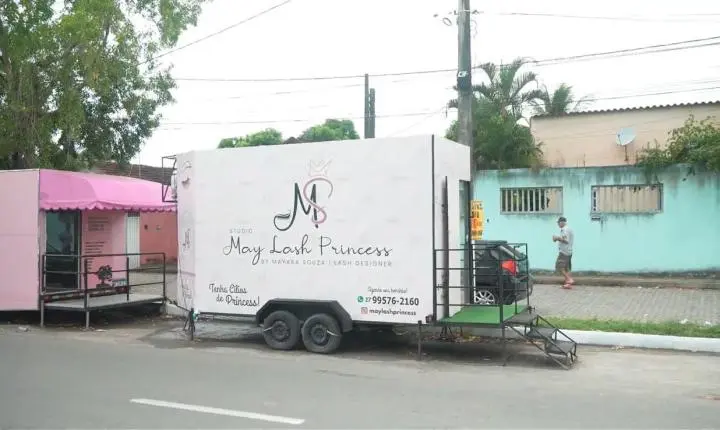 Já está no ar: Corre Por Fora mostra a história da lash designer que transformou um trailer em um espaço de beleza INCRÍVEL na Serra