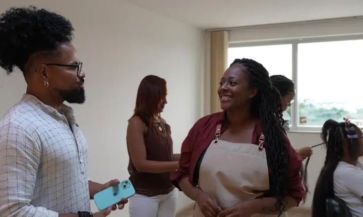 Orgulho que se usa nos cabelos: a Esmero mostra por que a beleza afro está conquistando cada vez mais espaço