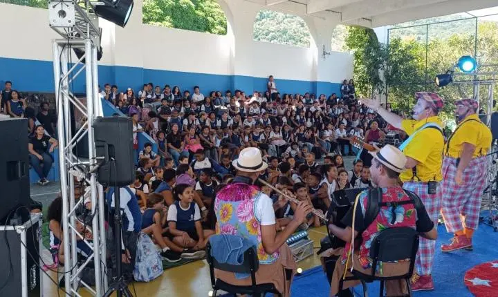 Turma Em Cena leva circo-teatro gratuito a Vila Velha