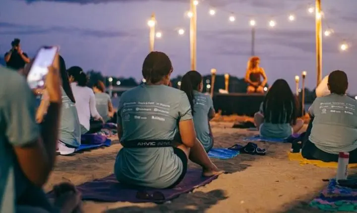 Yoga ao amanhecer promete experiência de bem-estar em Vitória